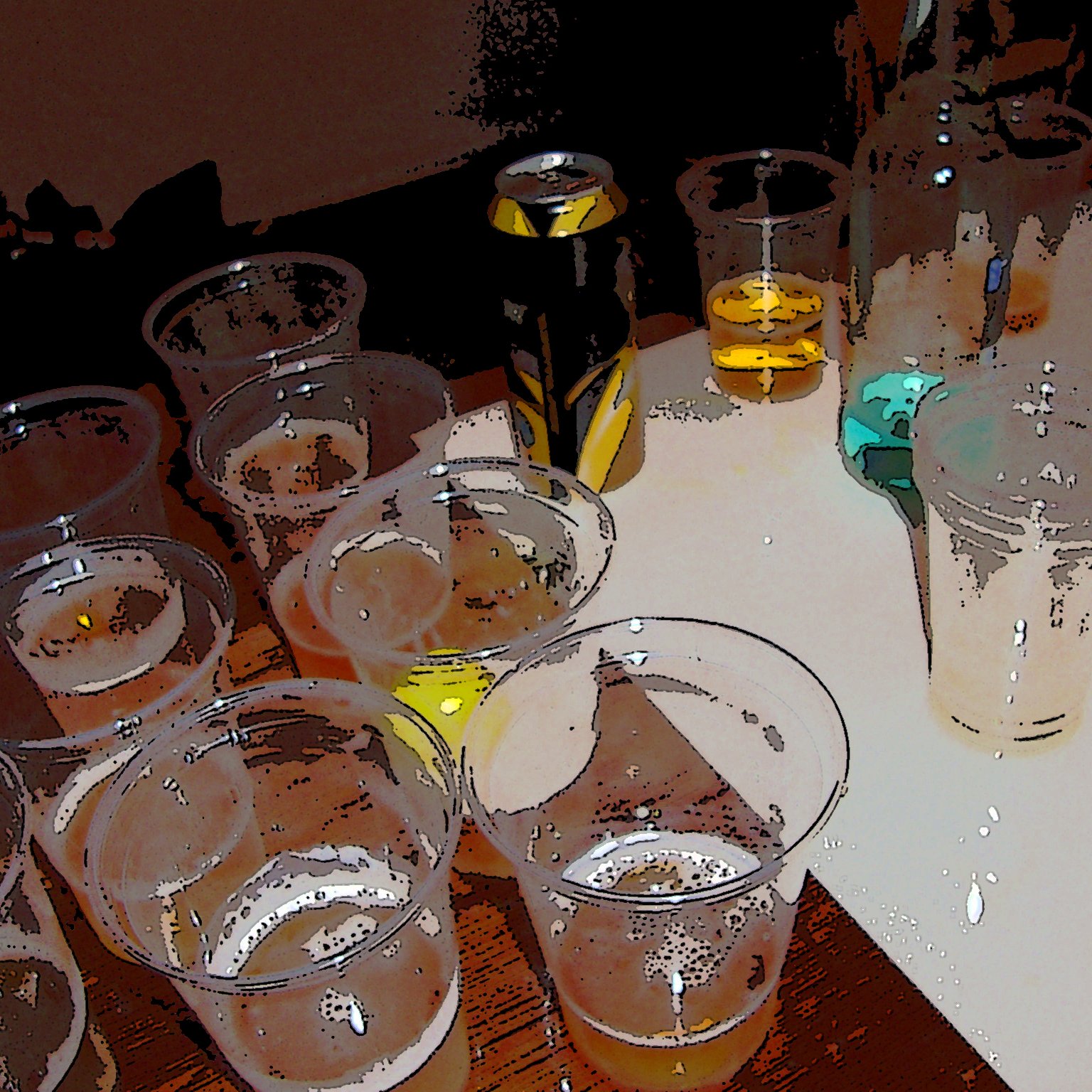 L'image montre une table désordonnée avec plusieurs gobelets en plastique. Certains sont remplis de différentes boissons, tandis que d'autres semblent vides ou à moitié pleins. On aperçoit également des canettes de boisson sur la table. Les couleurs varient, allant du jaune à des teintes plus claires. L'ensemble donne une impression de fête ou de rassemblement.