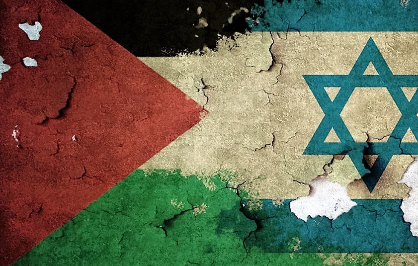 L'image représente une combinaison des drapeaux de la Palestine et d'Israël, affichant des motifs de couleurs et des symboles caractéristiques de chaque pays. Le drapeau palestinien est visible avec ses couleurs rouge, vert et noir, tandis que le drapeau israélien, avec son étoile de David, est en arrière-plan. L'ensemble semble vieillissant et usé, avec des fissures et une texture érodée, évoquant des tensions historiques.