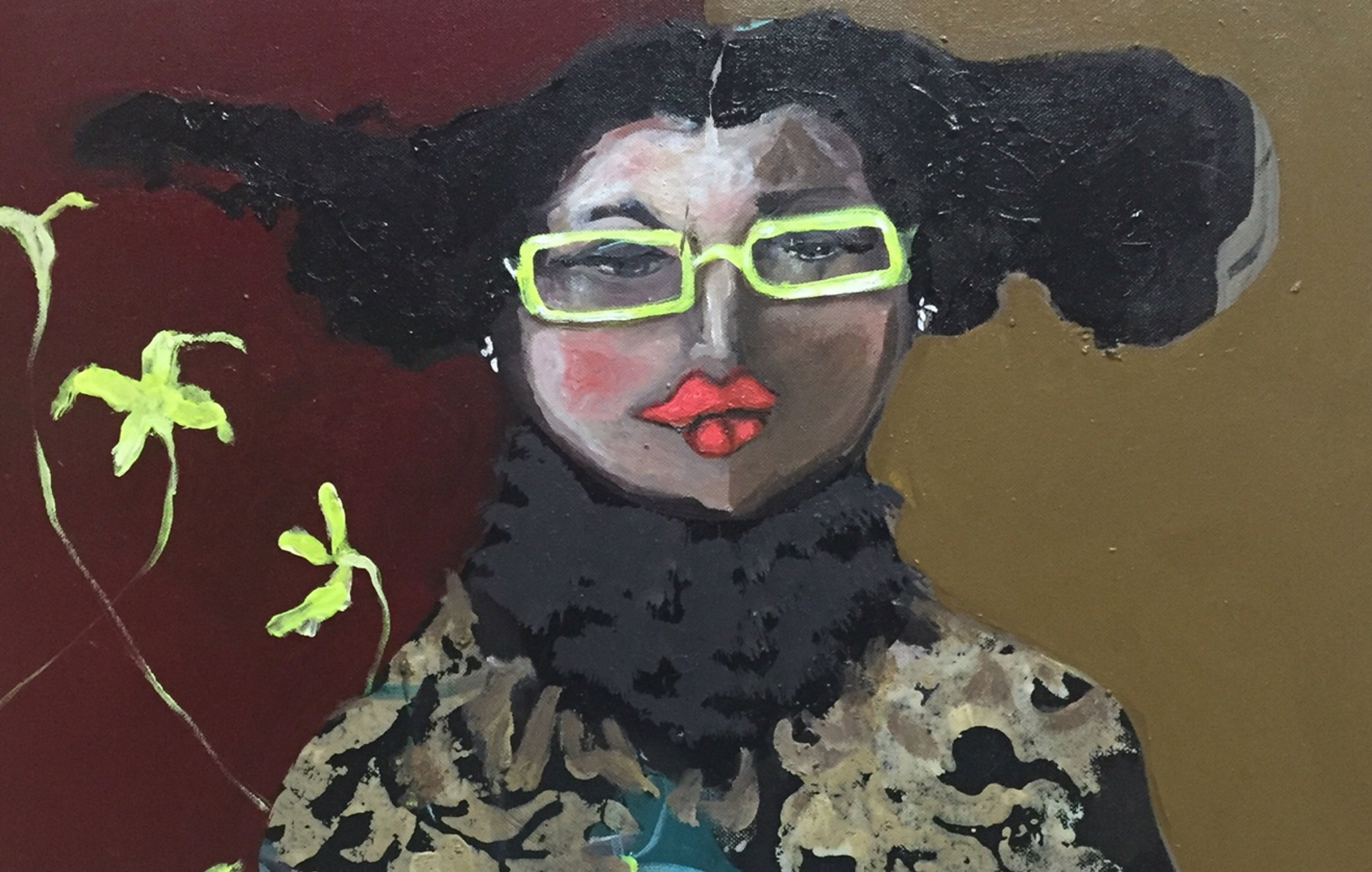 Cette image représente un portrait artistique d'une femme. Elle a des cheveux en chignon avec des boucles et porte de grandes lunettes aux montures vert vif. Son visage est peint avec des nuances de couleur, mettant en valeur ses lèvres rouges. Elle est habillée d'un vêtement aux motifs floraux et un fond marron et rouge, accompagné de motifs végétaux. L'ensemble dégage une ambiance contemporaine et expressive.
