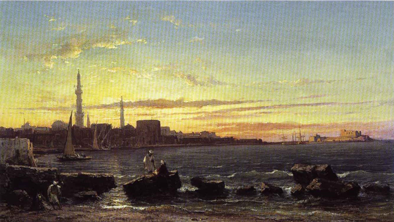 L'image représente un paysage côtier au crépuscule, avec un ciel teinté de nuances dorées et orangées. À gauche, des navigateurs près des rochers et un voilier sont visibles, tandis qu'à droite, des silhouettes de bâtiments et de structures portuaires se dessinent sur l'horizon. La lumière du soleil couchant reflète sur l'eau calmes, créant une atmosphère paisible et sereine. Le tout évoque une scène maritime typique, avec une harmonie entre la nature et l'activité humaine.