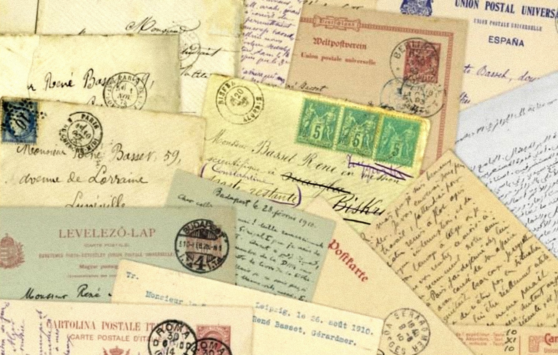 L'image présente un collage de lettres et de cartes postales anciennes. On peut voir des timbres de différentes couleurs et des écritures manuscrites sur le papier, évoquant des échanges de correspondance d'une époque révolue. Les documents sont variés en taille et en style, avec des motifs et des designs typiques du passé. Les en-têtes portent des noms et des adresses, ajoutant une touche personnelle à cette collection historique.