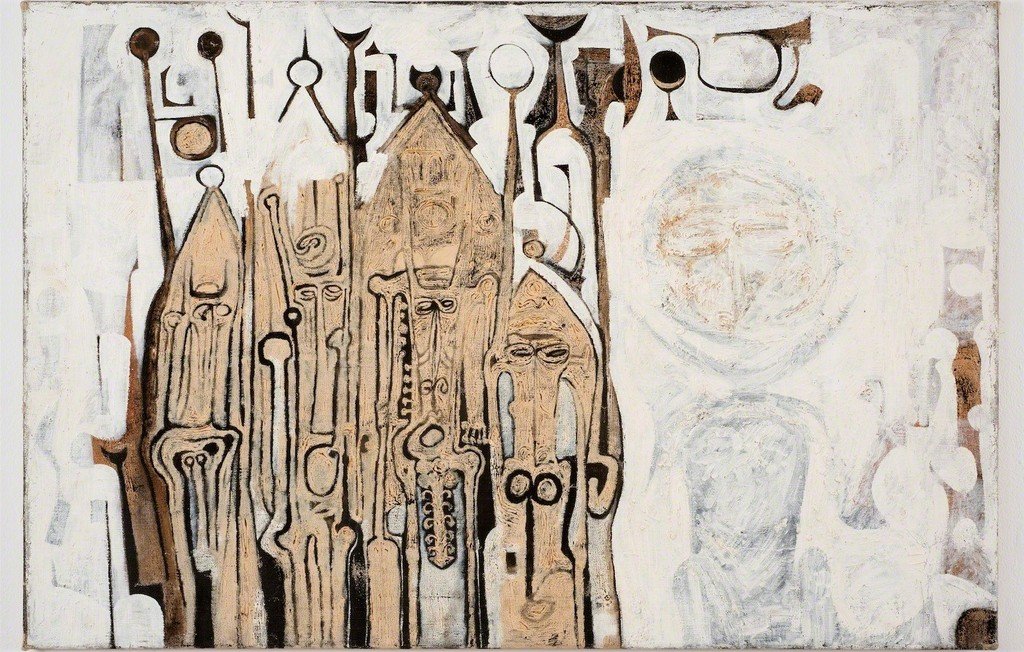 L'image représente une œuvre d'art abstrait. On y voit des formes humaines stylisées, qui semblent faire partie d'une composition architecturale, avec des silhouettes allongées et des motifs géométriques. Les couleurs dominantes sont des tons de beige, marron et une légère touche de blanc. Le fond est principalement clair, ce qui met en valeur les formes et les figures, créant une atmosphère à la fois mystérieuse et contemplative. Les lignes sont à la fois fluides et angulaires, suggérant une interaction entre les personnages représentés et l'espace environnant.