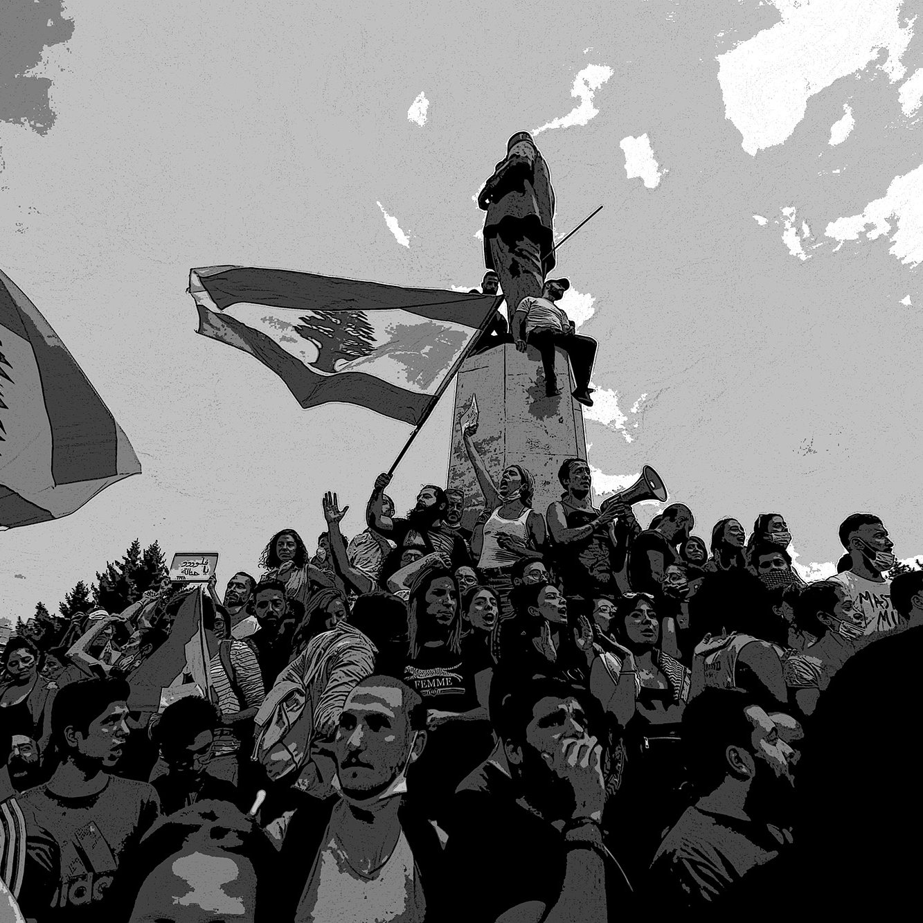 L'image montre une scène de manifestation au Liban, avec un groupe de personnes rassemblées autour d'un monument. Des drapeaux libanais flottent, et certains manifestants sont sur le monument, exprimant leur passion et leur engagement. L'ambiance semble dynamique et pleine d'énergie, reflétant des sentiments de protestation et de solidarité. Les nuages dans le ciel ajoutent une dimension dramatique à la scène.