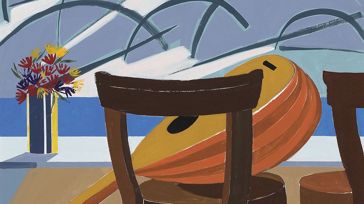 L'image présente une composition artistique avec une chaise en bois en premier plan, à côté de laquelle se trouve un instrument de musique, probablement une mandoline ou un luth. En arrière-plan, on aperçoit un vase avec des fleurs colorées et un ciel nuageux stylisé. Les couleurs sont vives et les formes sont simplifiées, donnant une impression de modernité et de sérénité. Les ombres des objets ajoutent de la profondeur à la scène.