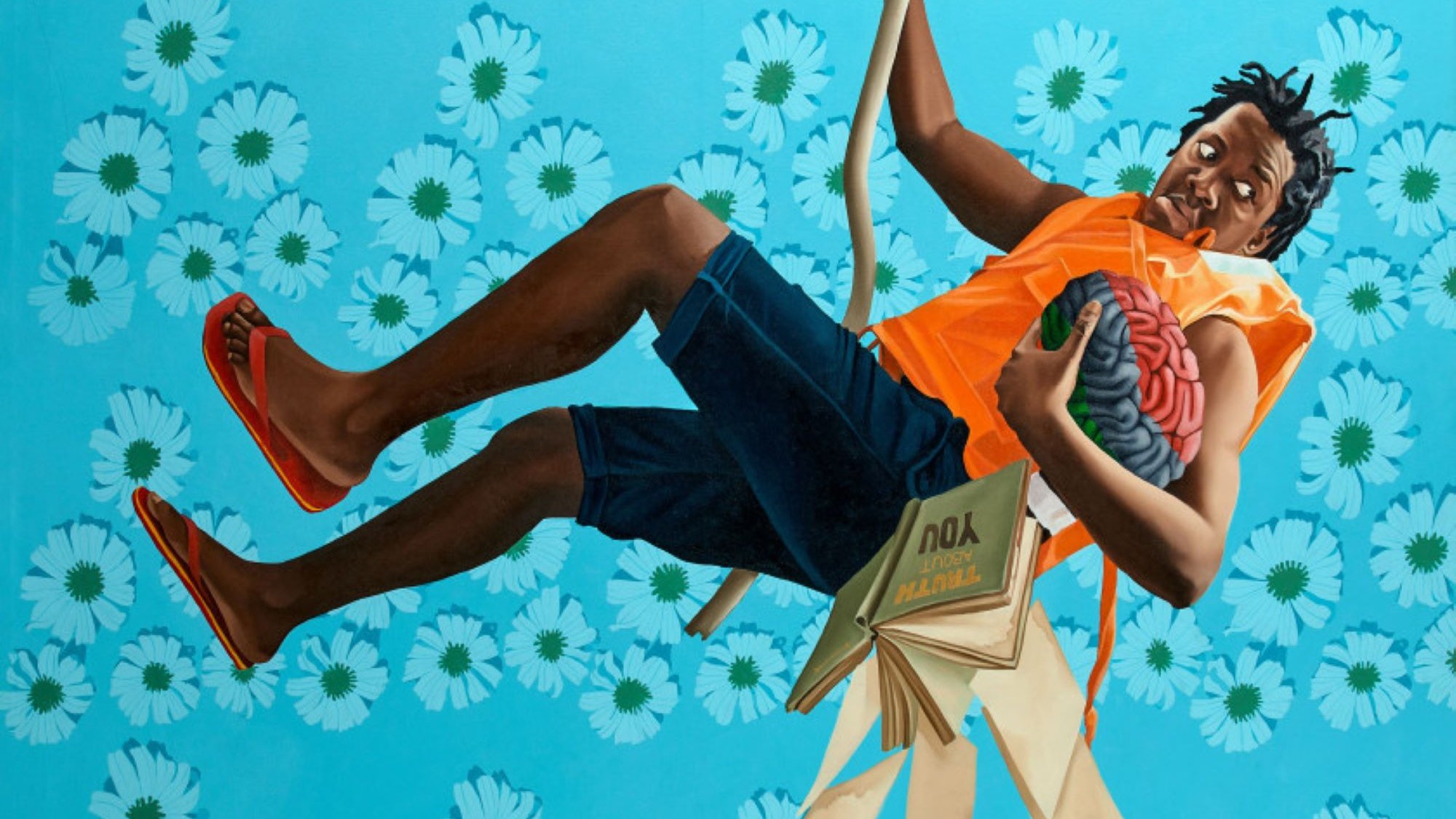 L'image représente un homme suspendu dans les airs, tenant un cerveau et divers livres qui tombent autour de lui. Il porte un débardeur orange et des shorts en jean, ainsi que des sandales. En arrière-plan, on voit un motif de fleurs sur un fond bleu. Une horloge, probablement symbolisant le temps, est également présente. L'ensemble de la scène évoque une sensation de légèreté et de réflexion.