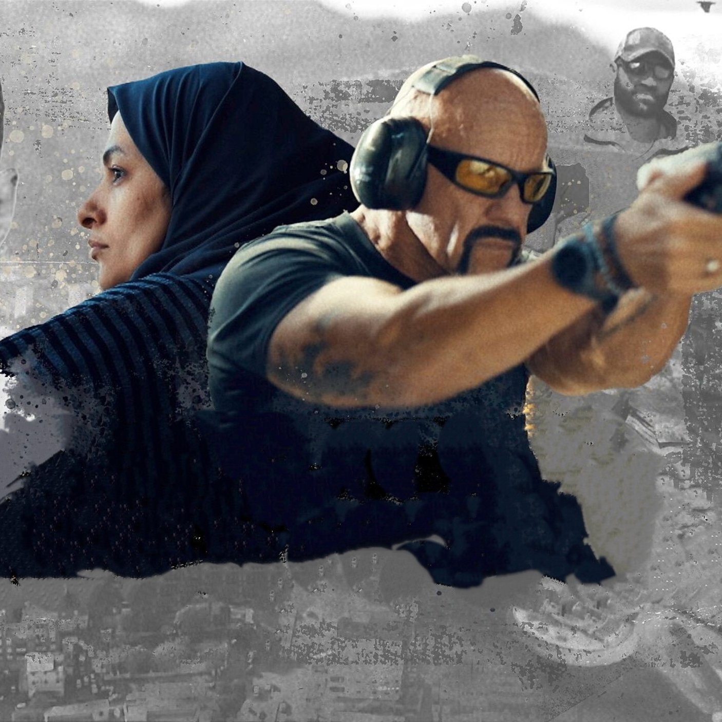 این تصویر به نظر می‌رسد ترکیبی از عناصر مختلف است که شامل صحنه‌های اکشن و شخصیت‌ها می‌شود. در قسمت جلو یک مرد با عینک آفتابی و هدفون، در حال هدف‌گیری با سلاح است. در پس‌زمینه، تصاویری از افراد دیگر و یک زن با پوشش اسلامی دیده می‌شود. همچنین، اضلاع تصویر شامل تصاویری مبهم از صحنه‌های شهری و عناصر جنگی است که به جو تنش‌زا و هیجان‌انگیزی اشاره دارد. ترکیب رنگ‌ها و طراحی گرافیکی هم به شدت به نمایش این تم کمک می‌کند.