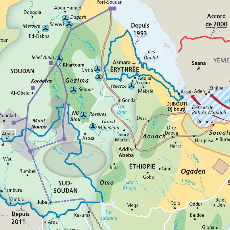 Cette image est une carte géographique d'une région d'Afrique de l'Est, comprenant plusieurs pays tels que le Soudan, l'Érythrée, l'Éthiopie et la Somalie. On y voit des frontières dessinées en bleu, ainsi que des zones de conflit, comme le Darfour et le Sud-Soudan, indiquées. Les fleuves et les montagnes sont également représentés, et des dates importantes, comme des accords ou des divisions, sont notées. Cette carte met en évidence la complexité géopolitique de la région.