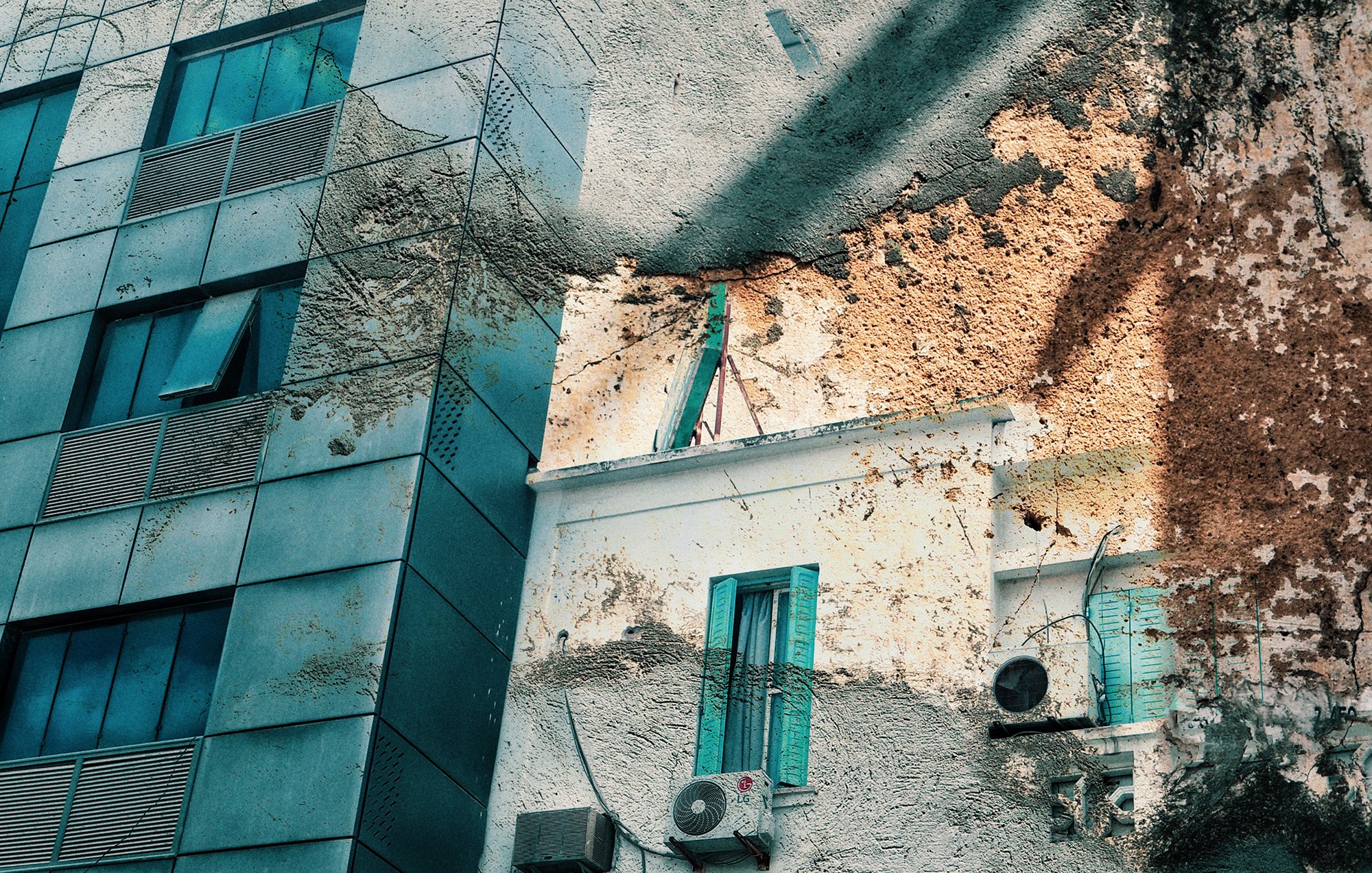 تظهر في الصورة واجهات مباني مختلطة، حيث يُلاحظ وجود مبنى حديث ذو واجهة زجاجية إلى جانب جزء قديم يتسم بالرماد والألوان البنية. الأبواب والنوافذ تحمل طابعًا تقليديًا مع تواجد نوافذ ملونة باللون الأزرق. كما يظهر في الصورة بعض وحدات تكييف الهواء. تتداخل أنماط الضوء والظل، مما يضفي تأثيرًا فنيًا على المنظر.