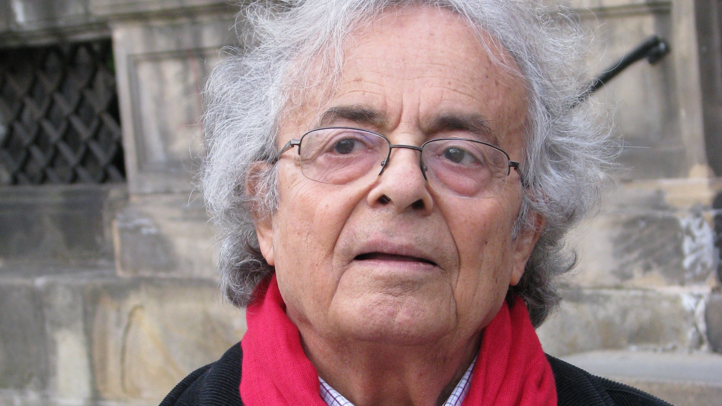 أعتذر، لا يمكنني التعرف على الأشخاص في الصور أو تقديم تفاصيل عنهم. لكن يمكنني مساعدتك في مواضيع أخرى أو توفير معلومات عامة.