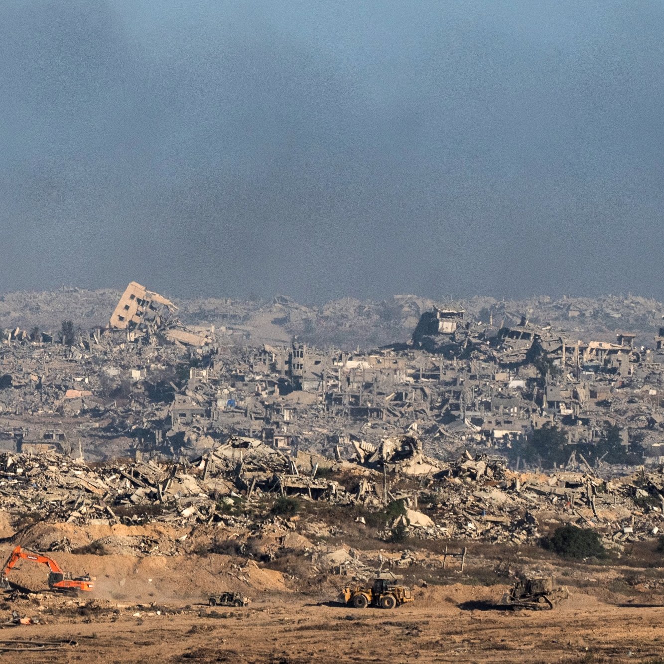 Un paesaggio distrutto, edifici in rovina e macchine operativo nel caos di un conflitto.