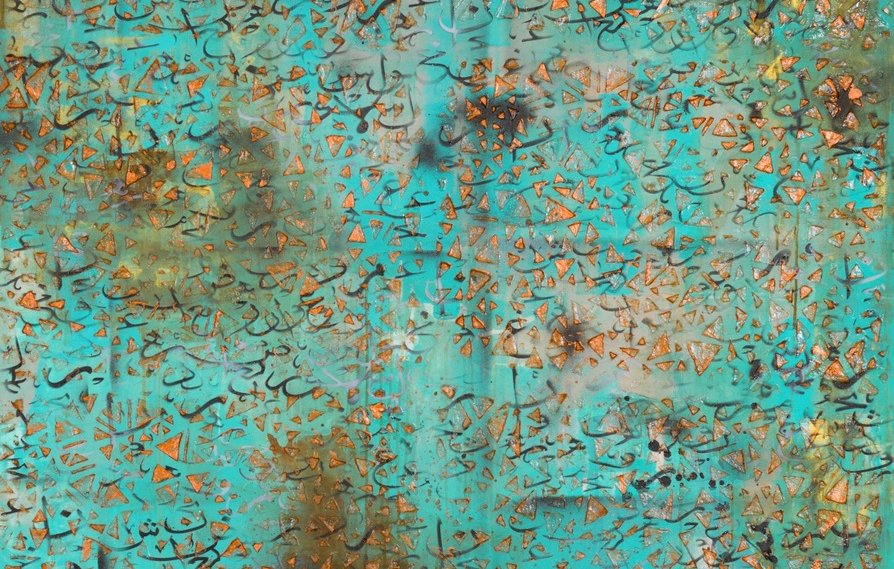 Cette image présente une surface aux teintes turquoise, parsemée de motifs abstraits et de symboles dans des tons de noir et d'or. Le fond montre des nuances variées de bleu et de vert, avec une texture qui semble usée et irrégulière, évoquant un aspect ancien ou artisanal. Les motifs semblent être écrits dans un style calligraphique, créant une ambiance intrigante et poétique. L'ensemble de l'œuvre dégage une sensation de mystère et de profondeur visuelle.