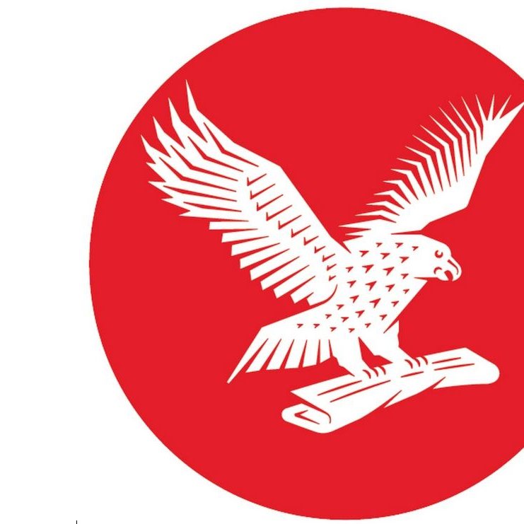 L'image représente un aigle stylisé en blanc, figurant sur un fond rouge circulaire. L'aigle est posé sur un rouleau ou un document, avec ses ailes déployées, créant une impression de dynamisme et de force. Le contraste entre le rouge vif et le blanc ajoute à l'impact visuel de l'image.