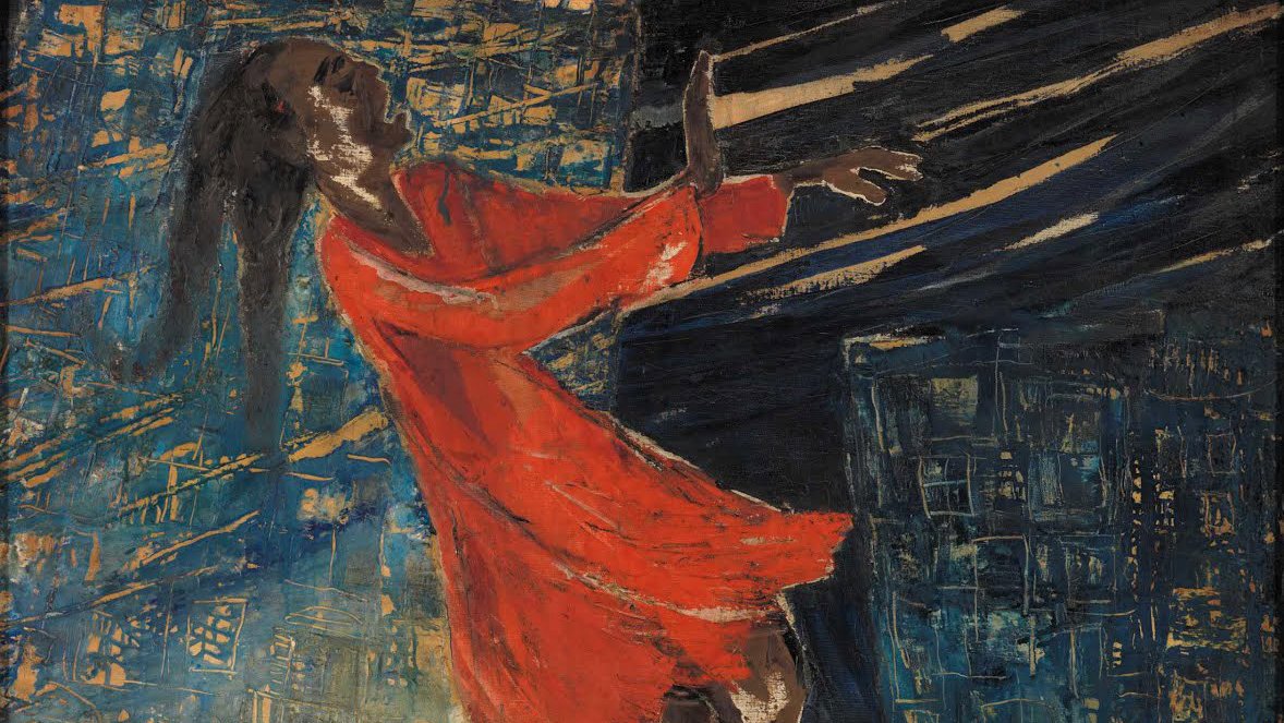 L'image représente une silhouette humaine dans une robe rouge, qui semble flotter ou se tenir sur un mur ou une structure. La figure est peinte dans des tons sombres et bleuâtres, créant une atmosphère intrigante et dramatique. L'arrière-plan évoque une ville, avec des bâtiments stylisés en ombres. La posture de la figure, avec les bras tendus, transmet une sensation de mouvement ou de liberté, contrastant avec l'environnement urbain. L'œuvre semble jouer sur des thèmes de solitude et de transcendance.