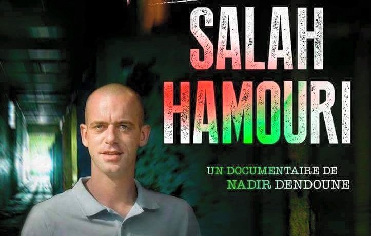L'image présente un homme nommé Salah Hamouri, qui est au centre d'un documentaire réalisé par Nadir Dendoune. On le voit dans un environnement sombre, peut-être un couloir ou un espace industriel. Le texte indique qu'il s'agit de l'affaire de Salah Hamouri et pose la question de pourquoi un Franco-Palestinien a été emprisonné dans l'indifférence générale. L'atmosphère générale évoque un sentiment de gravité et d'urgence concernant son histoire.