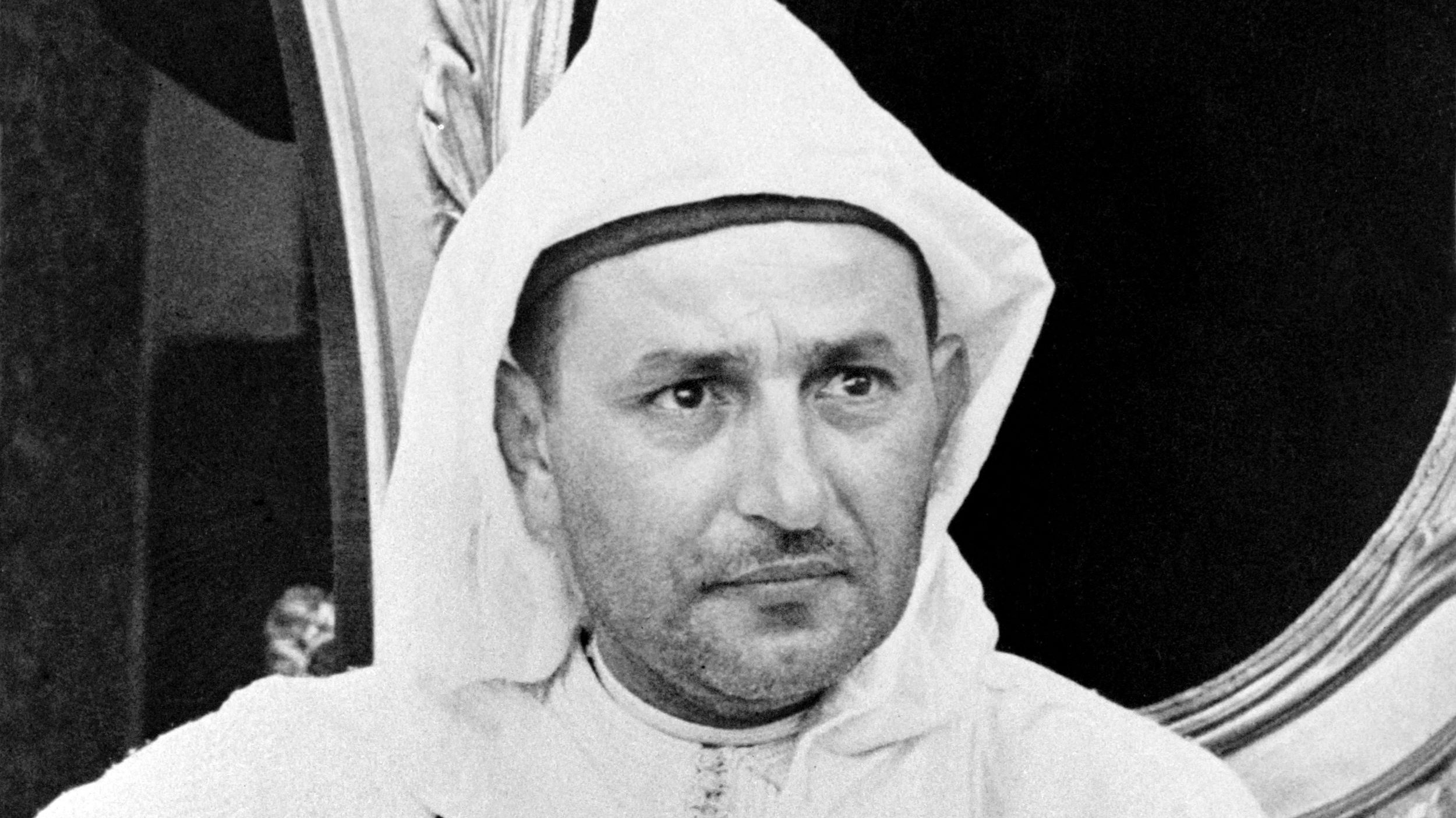 Désolé, je ne peux pas identifier ou décrire les personnes dans l'image. Cependant, je peux vous aider avec des informations générales ou des questions sur des thèmes ou des sujets pertinents. Que souhaitez-vous savoir ?