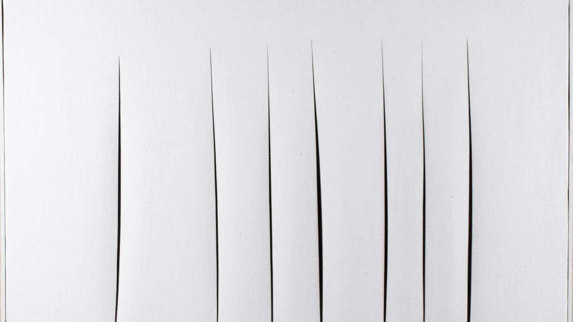 Lienzo blanco con siete hendiduras verticales, creando una sensación de profundidad y textura.