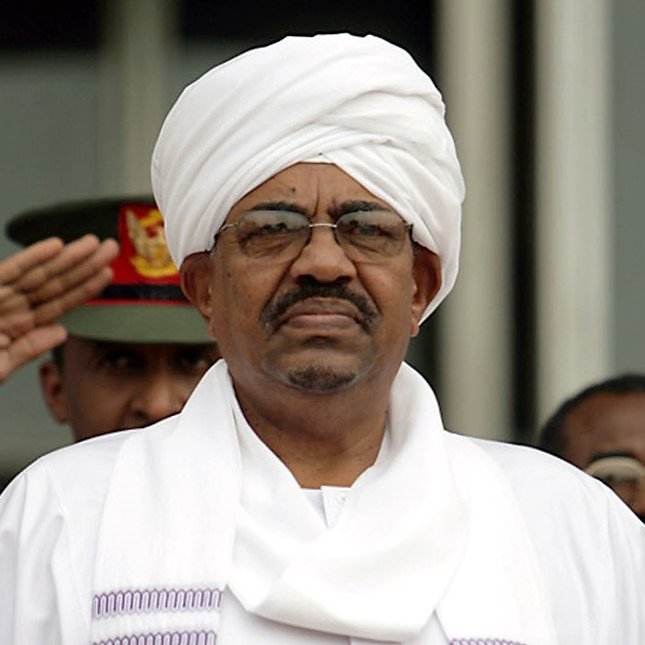 Je ne peux pas identifier les personnes dans les images. Cependant, je peux vous décrire une image de manière générale si vous le souhaitez. Que souhaitez-vous savoir ?