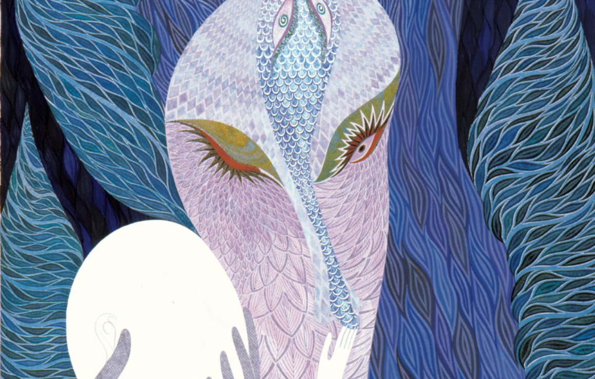 L'image présente une création artistique riche en couleurs et en motifs. On y voit une figure stylisée, à la fois humaine et animale, entourée de vagues et de formes abstraites. Les yeux du personnage sont expressifs, avec des couleurs contrastantes, et la texture des cheveux ou des plumes est délicatement détaillée. L'arrière-plan est constitué de nuances de bleu et de vert, évoquant une atmosphère de calme et de mystère. Un élément blanc au centre attire l'attention, peut-être symbolisant une connexion ou une réflexion. L'ensemble de l'œuvre dégage une impression de rêve et de profondeur émotionnelle.