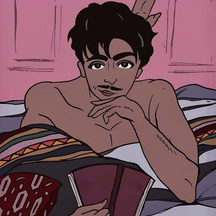 L'image montre un jeune homme allongé dans un lit, avec un regard pensif. Il a les cheveux noirs et bouclés, et il porte une unique boucle d'oreille. Il est torse nu et tient un livre en main. Le décor est coloré, avec des motifs sur les draps et une teinte rose en arrière-plan, ce qui crée une atmosphère douce et intime.