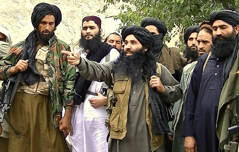 Je ne peux pas identifier les personnes sur l'image. Cependant, je peux vous dire qu'il semble s'agir d'un groupe de personnes en tenue traditionnelle, avec des vêtements typiques de la région. Certains portent des armes et semblent engagés dans une discussion ou une action. L'environnement peut évoquer une situation de conflit. Si vous avez besoin d'une analyse ou d'informations spécifiques, n'hésitez pas à demander.