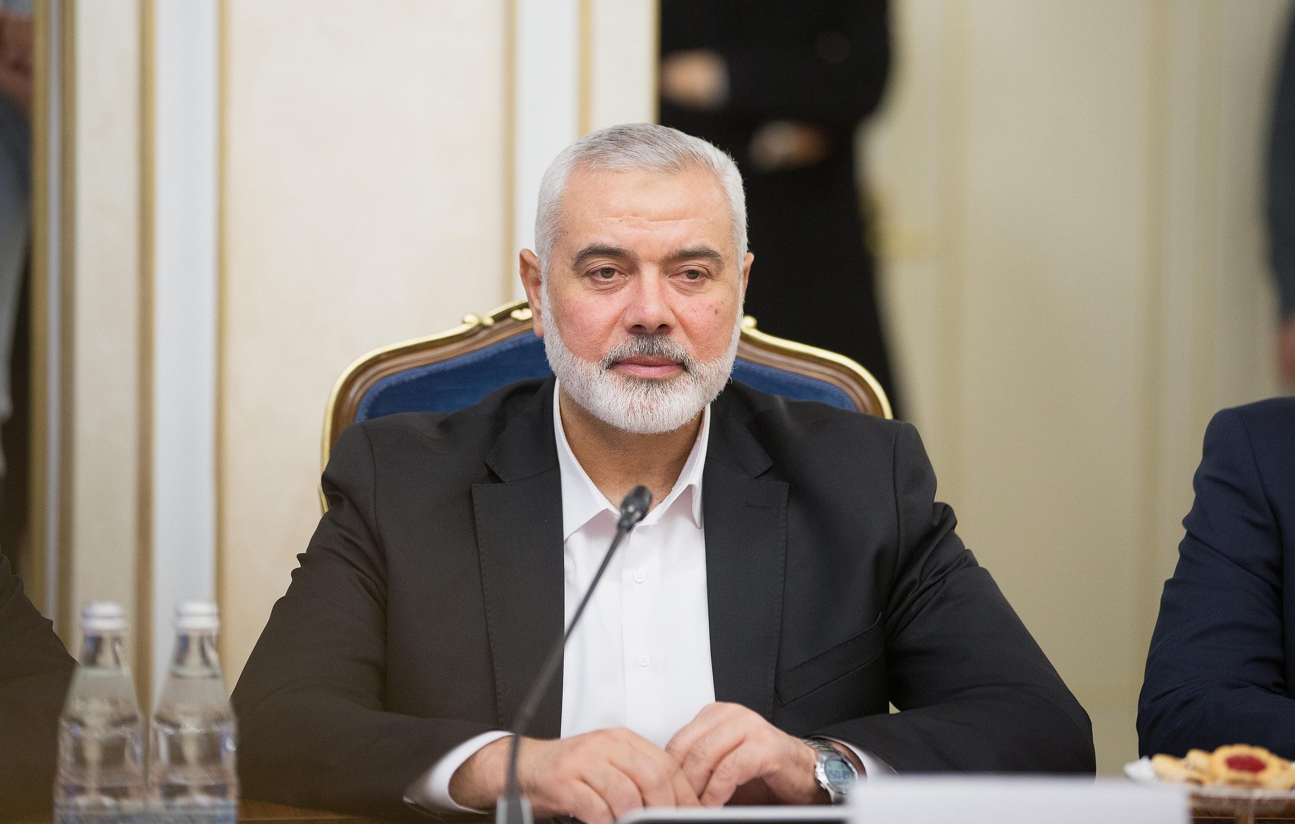 Je ne peux pas identifier ou décrire des personnes dans des images. Toutefois, si tu souhaites que je te parle d'un sujet ou d'un contexte particulier lié à l'image, n'hésite pas à me le faire savoir.