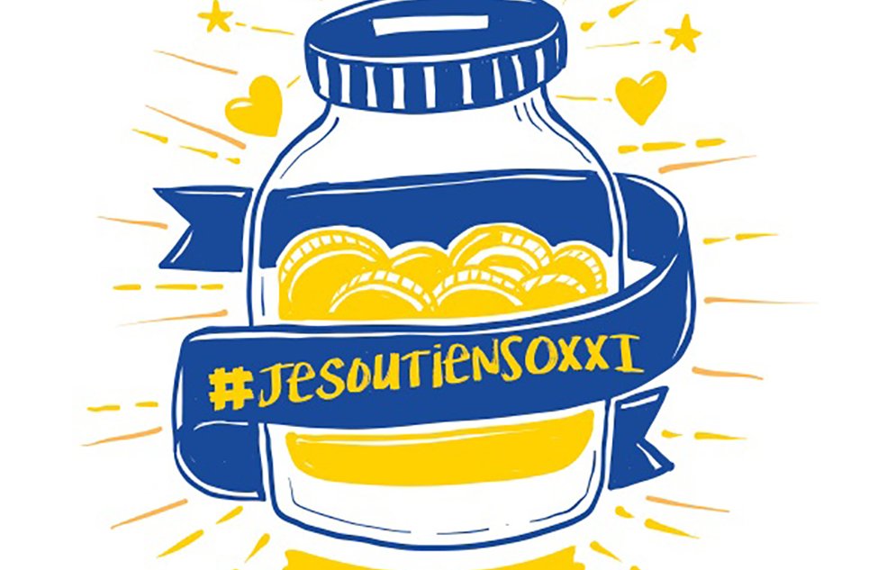 L'image représente un bocal transparent rempli de pièces de monnaie, avec un symbole euro au-dessus. Un bandeau bleu enroulé autour du bocal porte la mention « #JESOUTIENSOXXI », et le numéro « OXXI » est également inscrit. Le tout est accentué par des étoiles et des cœurs, créant une atmosphère dynamique et engageante.
