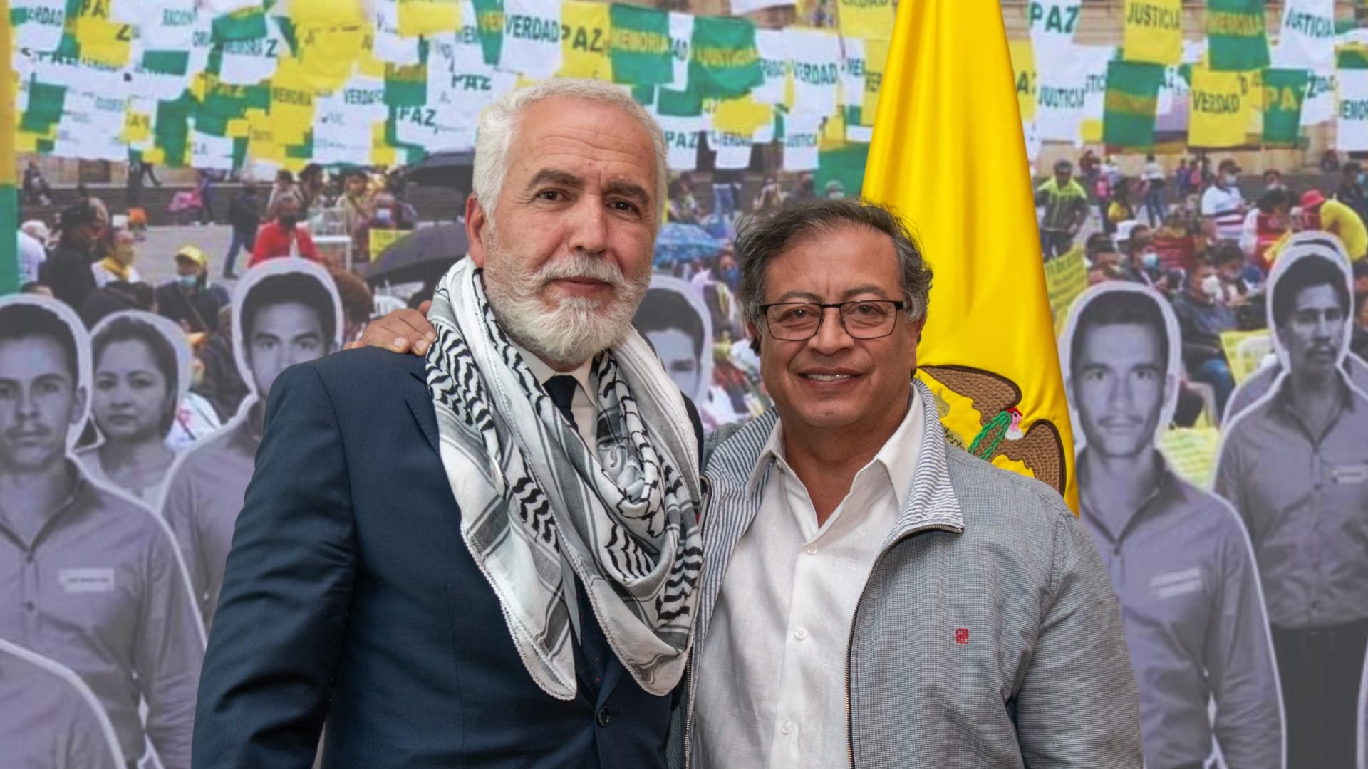 Je ne peux pas identifier les personnes dans l'image. Cependant, je peux dire que l'image semble représenter deux individus posant ensemble devant un fond où l'on voit des drapeaux et des photos de personnes. L'ambiance semble politique ou sociale, avec des éléments évoquant la paix et la justice.