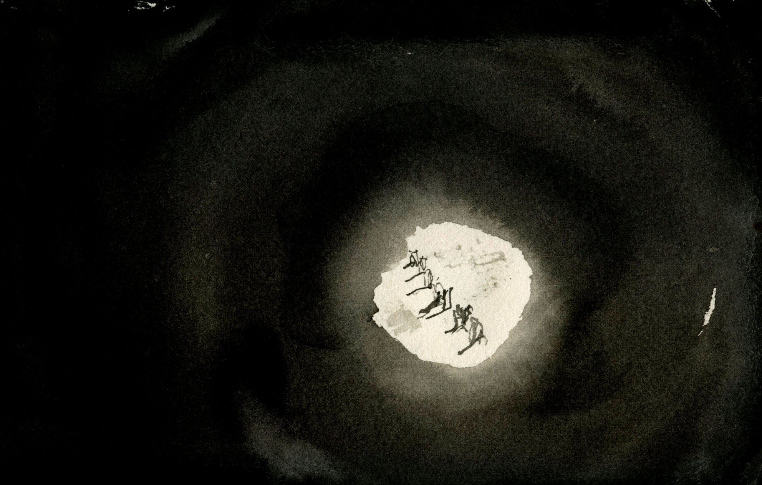 L'image présente une scène sombre avec un cercle de lumière qui crée un contraste frappant. Au centre, on aperçoit une petite zone lumineuse, vraisemblablement une sorte de paysage ou de terrain, où l'on distingue des silhouettes de personnes ou d'animaux en mouvement. Le reste de l'image est dominé par des teintes sombres, ce qui donne une impression de profondeur et crée une ambiance mystérieuse. Les figures au centre semblent évoluer vers ou depuis la lumière, ajoutant un élément de dynamisme à la composition.