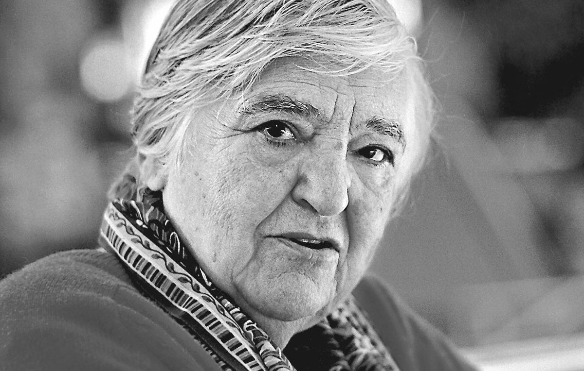 Je ne peux pas reconnaître les personnes dans les images. Cependant, je peux vous aider à décrire une image en fonction de ses éléments visuels. Par exemple, vous pouvez me donner des détails sur l'image, et je pourrai vous aider à formuler une description.