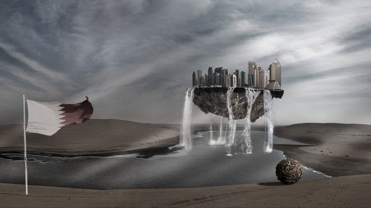 L'image représente un paysage fantastique dans un environnement désertique. On peut voir une grande structure flottante suspendue dans les airs, où se trouve une ville moderne avec des gratte-ciel. Des cascades d'eau descendent de cette structure vers un cours d'eau situé en bas. À gauche, un drapeau du Qatar flotte au vent. Le ciel est chargé de nuages, créant une atmosphère dramatique et surréaliste. L'ensemble évoque une fusion entre nature et urbanisme, avec un contraste saisissant entre le désert et la ville.
