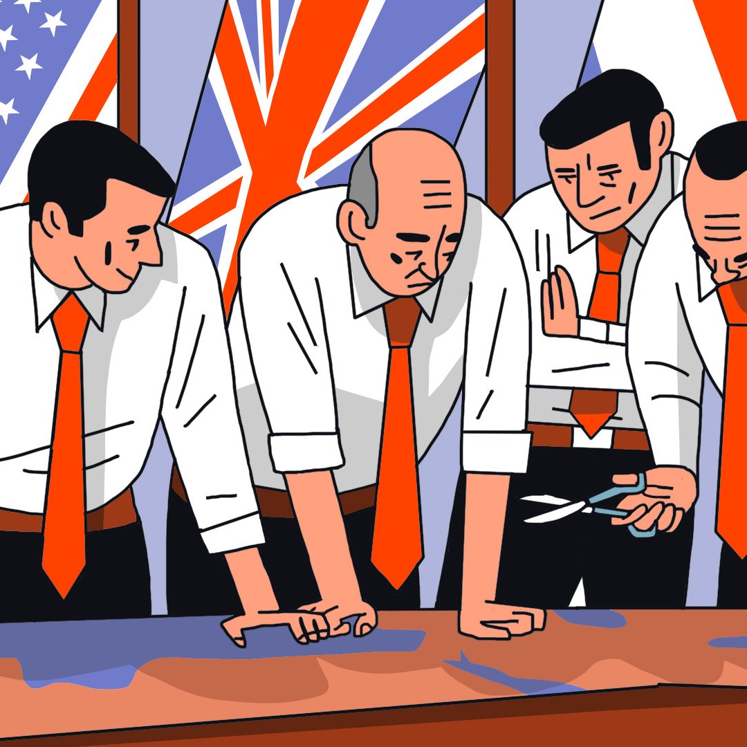 L'image montre quatre hommes en costume, regardant une carte ou un plan posé sur une table. Ils portent tous des chemises blanches avec des cravates orange. En arrière-plan, on peut voir trois drapeaux : celui des États-Unis, du Royaume-Uni et de la France. Les hommes semblent concentrés et discutent ensemble, ce qui suggère une réunion ou une consultation stratégique.