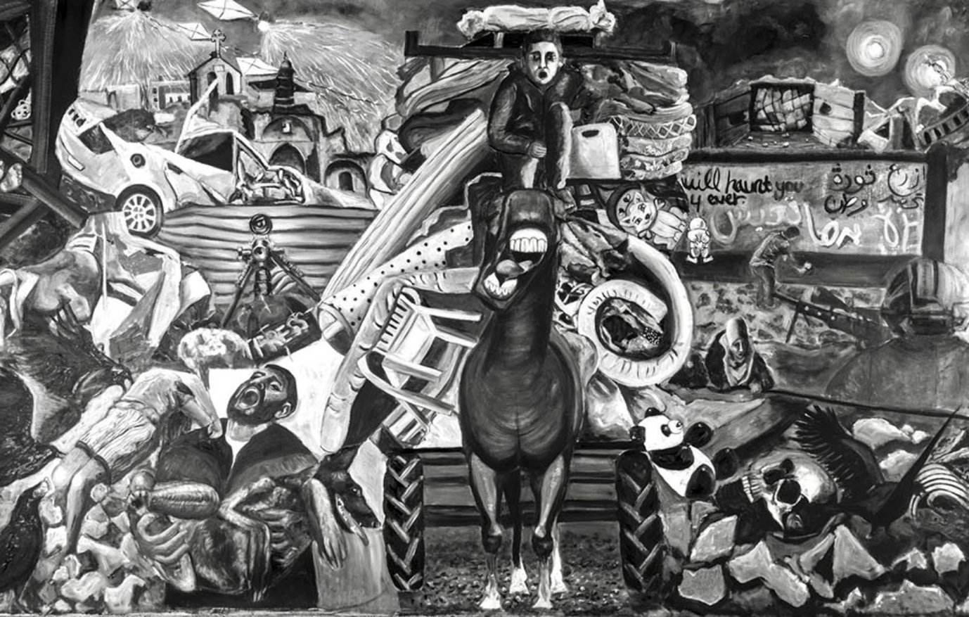 L'immagine rappresenta un'opera d'arte monocromatica che riempie il campo visivo con una composizione complessa e caotica. Al centro, spicca un cavallo in primo piano, circondato da una varietà di oggetti e figure che evocano un senso di disordine e conflitto. Dettagli come rifiuti, edifici distrutti e simboli di vita quotidiana si intrecciano, creando un paesaggio visivo denso e d'impatto. La scelta dei colori in bianco e nero conferisce un'atmosfera drammatica e malinconica, sottolineando i temi di crisi e precarietà presenti nella scena. Elementi figurativi e astratti si mescolano, invitando lo spettatore a riflettere sul significato profondo dell'opera.