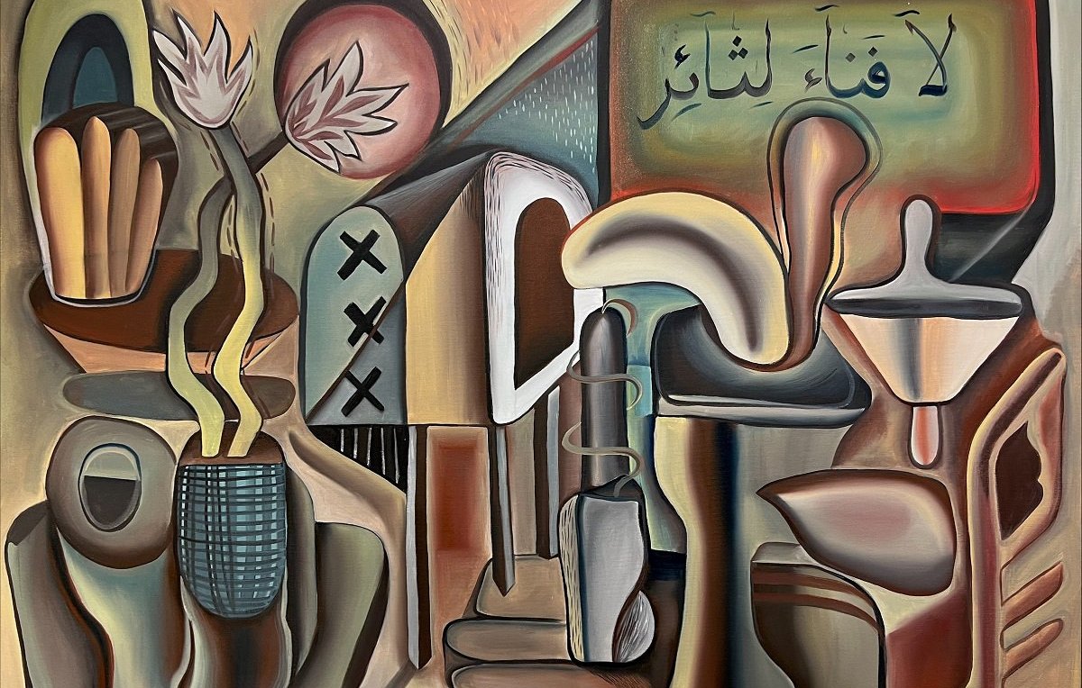 Cette image semble représenter une œuvre d'art abstraite avec des formes organiques et géométriques. On y voit une composition colorée où les éléments se mêlent pour créer un ensemble harmonieux. Des objets tels que des plantes, des vases et des formes stylisées sont présents, et des motifs arabes sont intégrés dans le tableau, ajoutant une dimension culturelle. Les couleurs sont douces, dominées par des tons terreux et des nuances pastel. L'ensemble dégage une atmosphère contemplative et moderne.