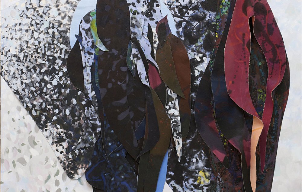 Cette image présente une composition abstraite, où des formes découpées en couches se superposent. Les éléments semblent représenter des silhouettes ou des motifs organiques, avec des textures qui évoquent des pierres ou des surfaces granuleuses. Les couleurs varient du sombre au vibrant, incluant des teintes de noir, de bleu et de rouge, qui se mélangent dans un fond clair, créant un contraste dynamique. L'ensemble dégage une impression de mouvement et de profondeur, invitant à une exploration visuelle.