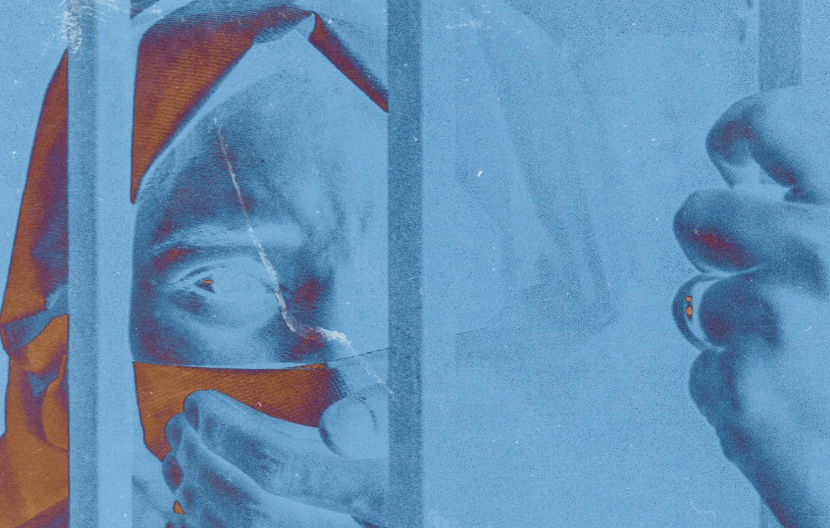 L'immagine presenta un effetto stilizzato e astratto, con tonalità blu predominanti. Si possono notare delle barre verticali che creano un senso di prigionia o separazione. Un volto, parzialmente visibile, sembra esprimere emozione, con dettagli sfocati che potrebbero suggerire vulnerabilità o paura. La mano in primo piano stringe un oggetto, contribuendo a trasmettere una sensazione di tensione. L'intero contesto visivo evoca riflessioni su isolamento e introspezione.