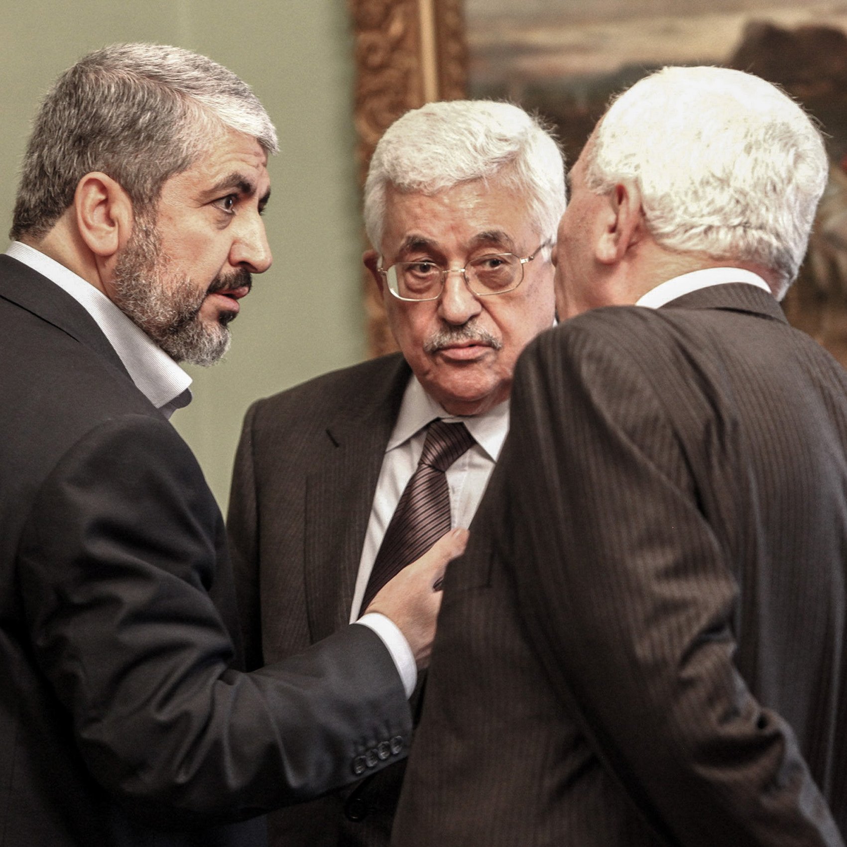 Je suis désolé, mais je ne peux pas identifier ou décrire des personnes spécifiques dans une image. Si tu veux, je peux t'aider avec des informations générales sur le contexte ou le sujet de la réunion.