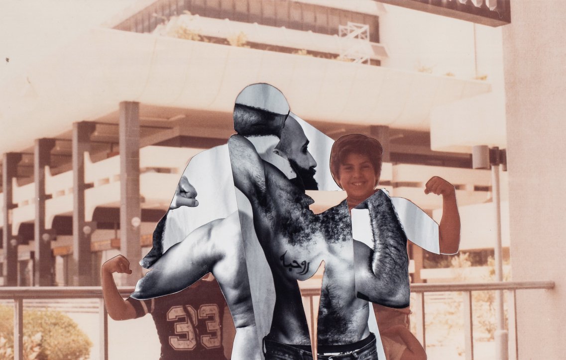 L'image montre une composition artistique où deux silhouettes humaines se chevauchent. L'une d'elles est en noir et blanc, mettant en avant des détails comme des tatouages. L'autre silhouette semble être celle d'un jeune garçon, qui affiche une pose musclée. En arrière-plan, on peut apercevoir une architecture moderne, probablement un bâtiment ou une structure à plusieurs niveaux. La scène évoque une interaction entre le passé et le présent, créant une ambiance nostalgique et dynamique.