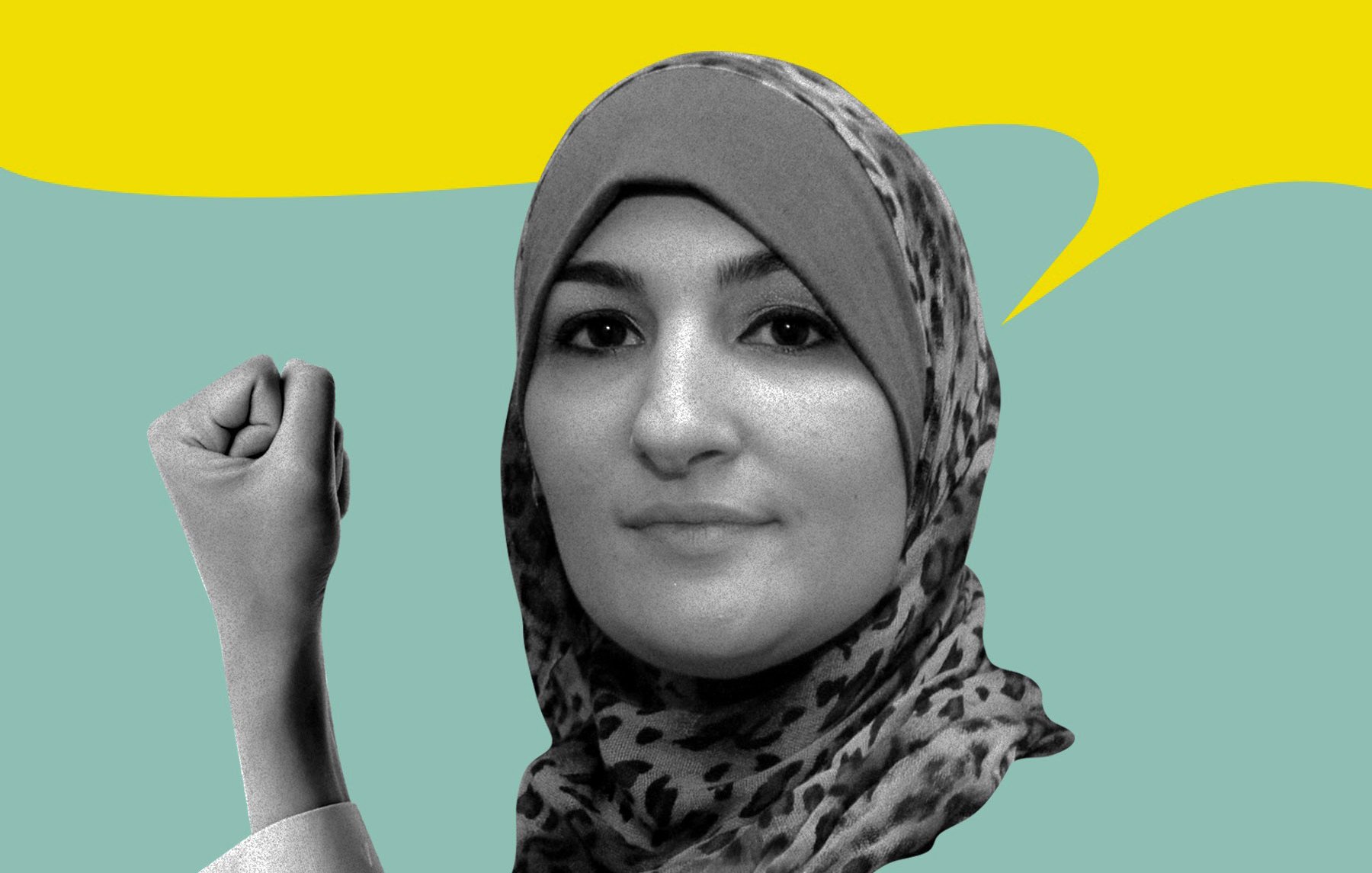 L'image présente une femme portant un hijab à motifs, avec une expression déterminée. Son bras est levé, affichant un poing serré en signe de force et de détermination. L'arrière-plan est composé de couleurs vives, avec un jaune et un vert qui apportent un contraste dynamique. L'illustration semble évoquer des thèmes de résistance et d'affirmation.