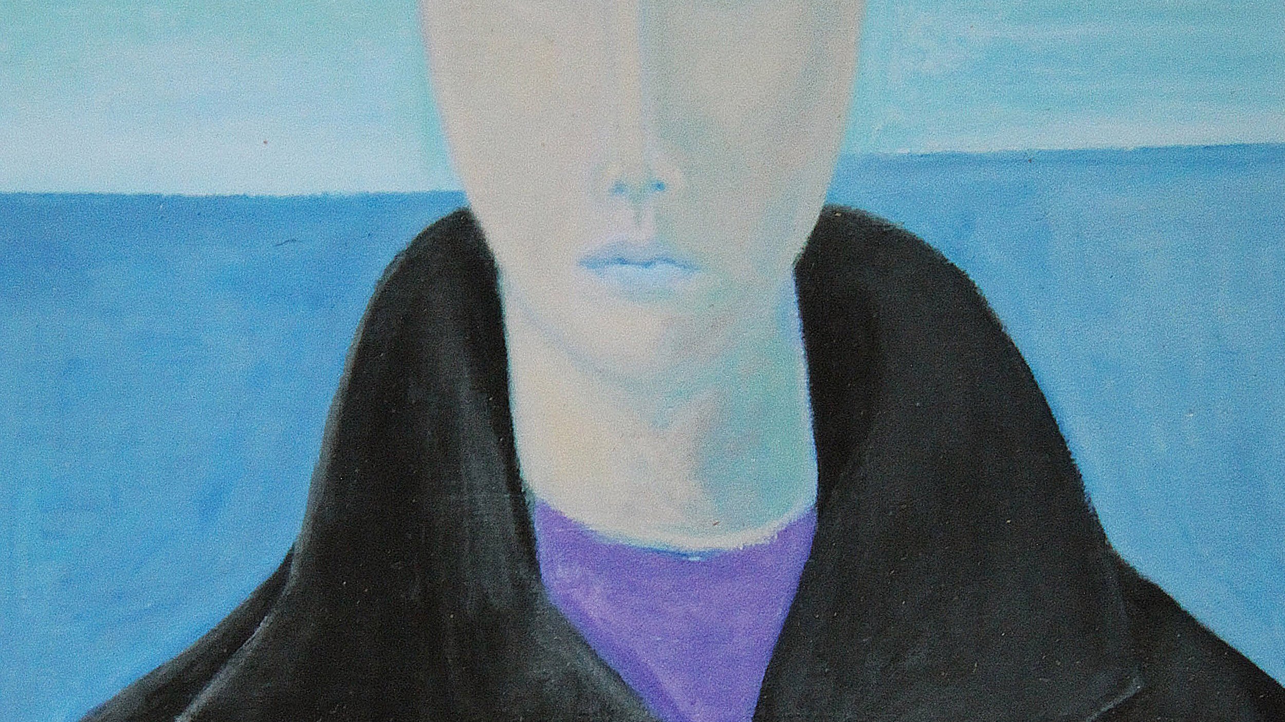 Cette image représente un portrait d'une figure humaine avec des traits stylisés et une expression neutre. Le personnage porte un manteau noir et a une tenue violette en dessous, avec un fond qui évoque une étendue d'eau bleue. La couleur du ciel est également bleue, créant une atmosphère mélancolique. Les yeux du personnage sont grands et perçants, renforçant l'impression d'étrangeté. L'ensemble dégage une ambiance à la fois mystérieuse et contemplative.