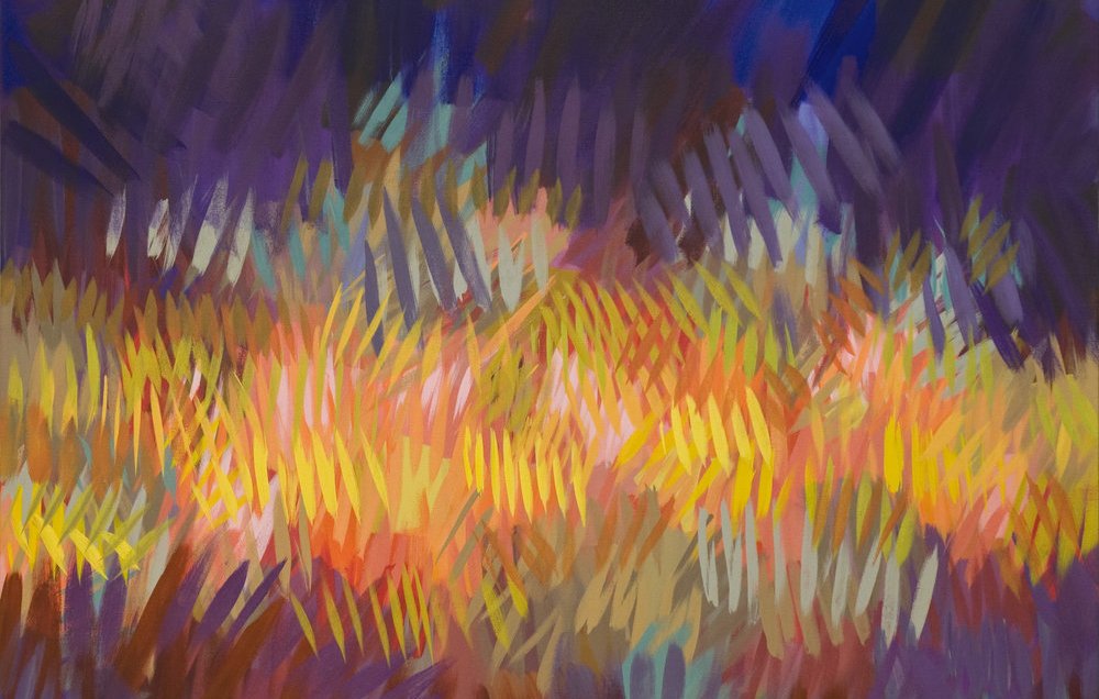 Cette image présente une composition abstraite riche en couleurs. On y voit des coups de pinceau dynamiques qui créent des motifs vibrants et fluides. Les teintes de violet, bleu et jaune s'entremêlent, formant une sorte de fond lumineux qui évoque une atmosphère à la fois énergique et apaisante. Les couleurs semblent se superposer et se fondre, donnant une impression de mouvement et de profondeur.