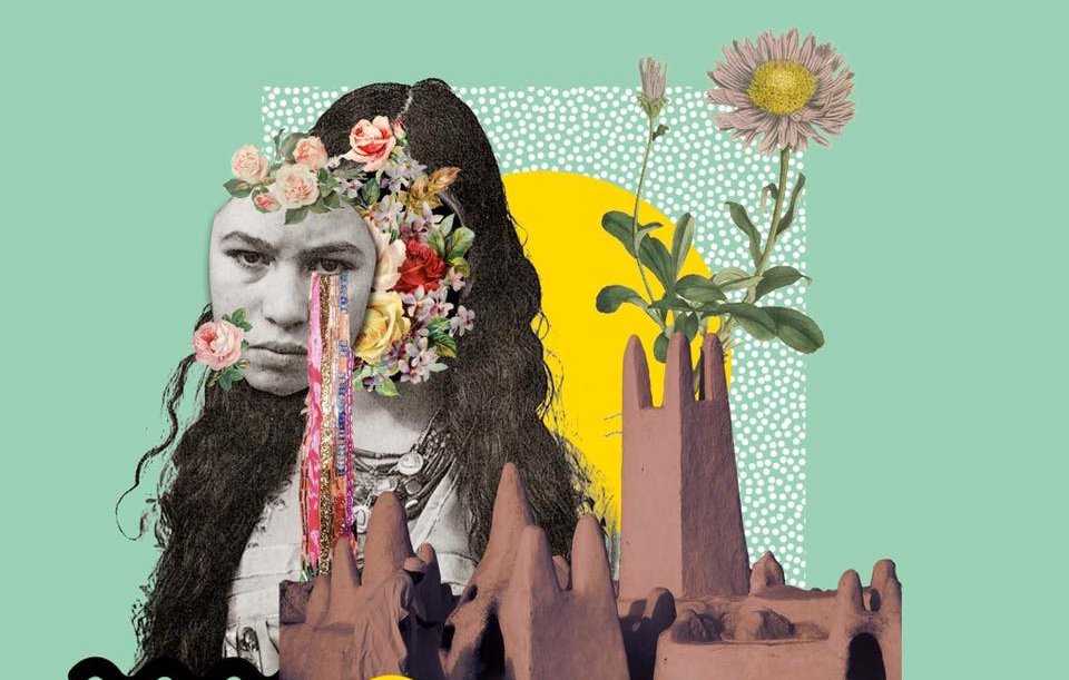 L'image présente un collage artistique. Au centre, on voit le visage d'une femme avec des éléments floraux et colorés autour de sa tête, créant un effet vibrant et stylisé. En arrière-plan, on aperçoit des structures architecturales en terre qui ajoutent une touche culturelle. Le fond est d'un vert doux, et des formes géométriques comme des cercles jaunes et des motifs texturés lui donnent une dimension moderne et dynamique. L'ensemble évoque un mélange de nature, d'histoire et de créativité.