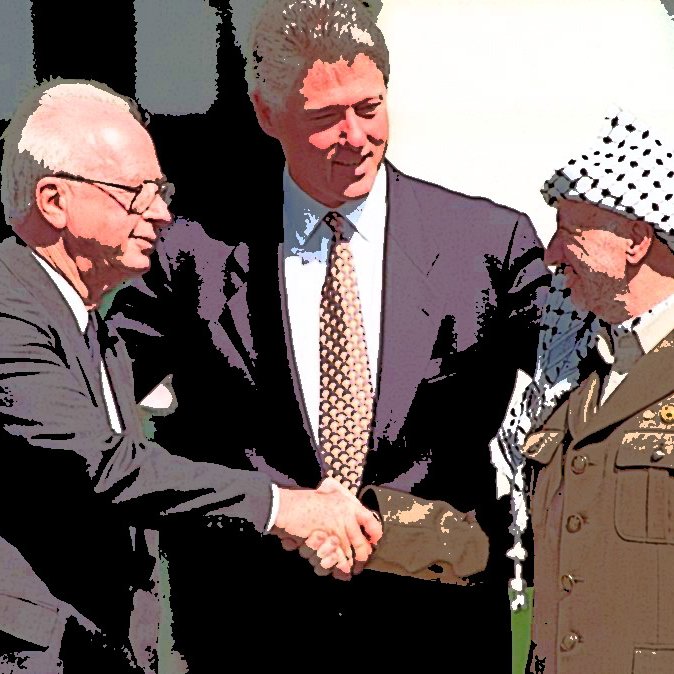 L'immagine mostra tre figure principali in un contesto storico. Al centro, un uomo con un vestito scuro e una cravatta sorride mentre stringe la mano a due uomini. Sulla sinistra, un uomo con occhiali e un abito formale sembra accogliere l'altra persona, che indossa un'uniforme militare con un copricapo caratteristico. L'atmosfera trasmette un senso di intesa e speranza, sottolineato dall'abbraccio e dal sorriso dei presenti, suggerendo un'importante occasione di dialogo o accordo.