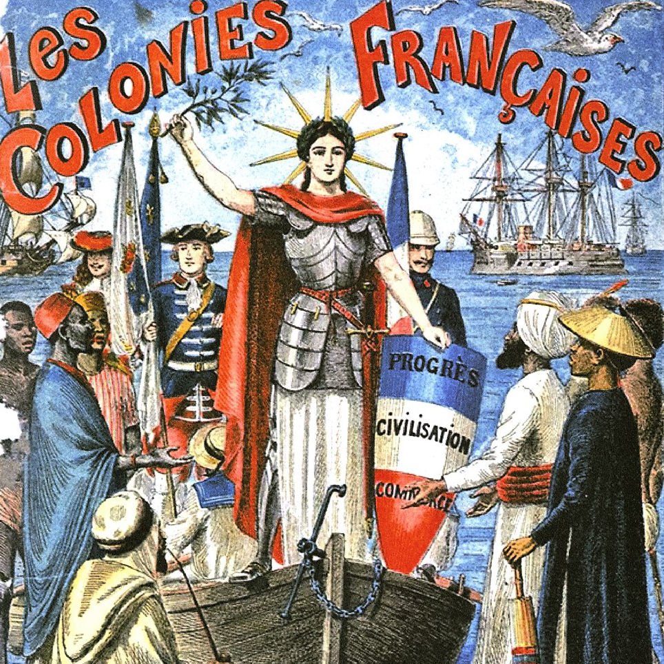L'image représente une allégorie des colonies françaises, mettant en avant une figure féminine symbolique qui incarne la France. Elle est vêtue d'une armure et porte un drapeau. Elle se tient sur un bateau, entourée de divers personnages, y compris des colons et des habitants des colonies. Les mots "PROGRÈS" et "CIVILISATION" sont visibles sur le bouclier qu'elle tient, suggérant une vision coloniale positive de l'expansion française. En arrière-plan, on aperçoit des navires, renforçant l'idée de l'importance maritime de l'époque coloniale. La scène évoque le thème du colonialisme et de l'expansion des valeurs françaises.