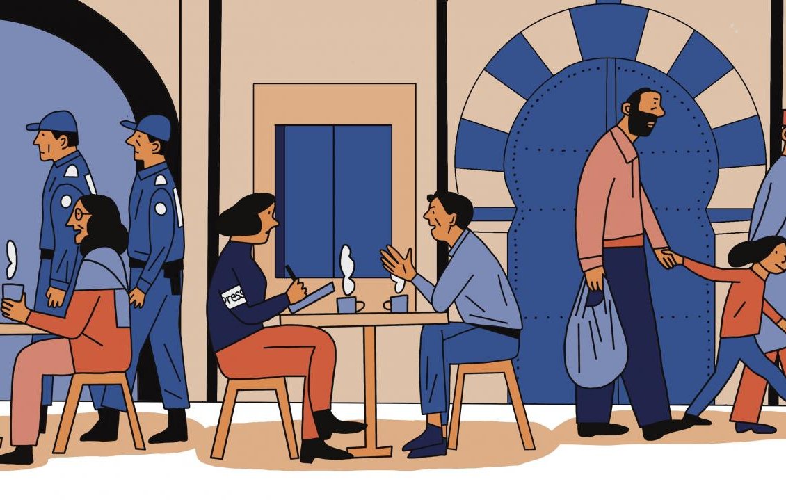 L'image représente une scène de rue animée. On peut voir des policiers en uniforme marchant, surveillant la situation. À l'avant, deux personnes sont assises à des tables, probablement en train de déguster des boissons. À proximité, un homme tient la main d'un enfant pendant qu'ils marchent. L'ensemble de l'illustration utilise des couleurs sobres, principalement des nuances de bleu et de beige, et présente un style graphique contemporain et stylisé.