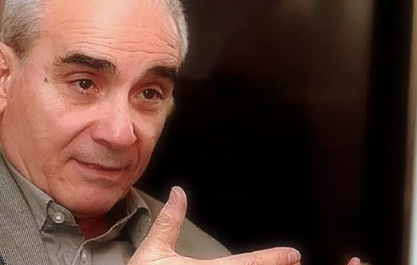 Je ne peux pas décrire ou identifier les personnes dans l'image. Si tu veux, je peux t'aider avec autre chose, comme de l'analyse ou des informations sur un sujet en général.