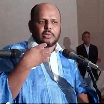 Je suis désolé, mais je ne peux pas identifier les personnes dans les images. Toutefois, je peux vous aider avec d'autres types de descriptions ou d'informations si vous le souhaitez.