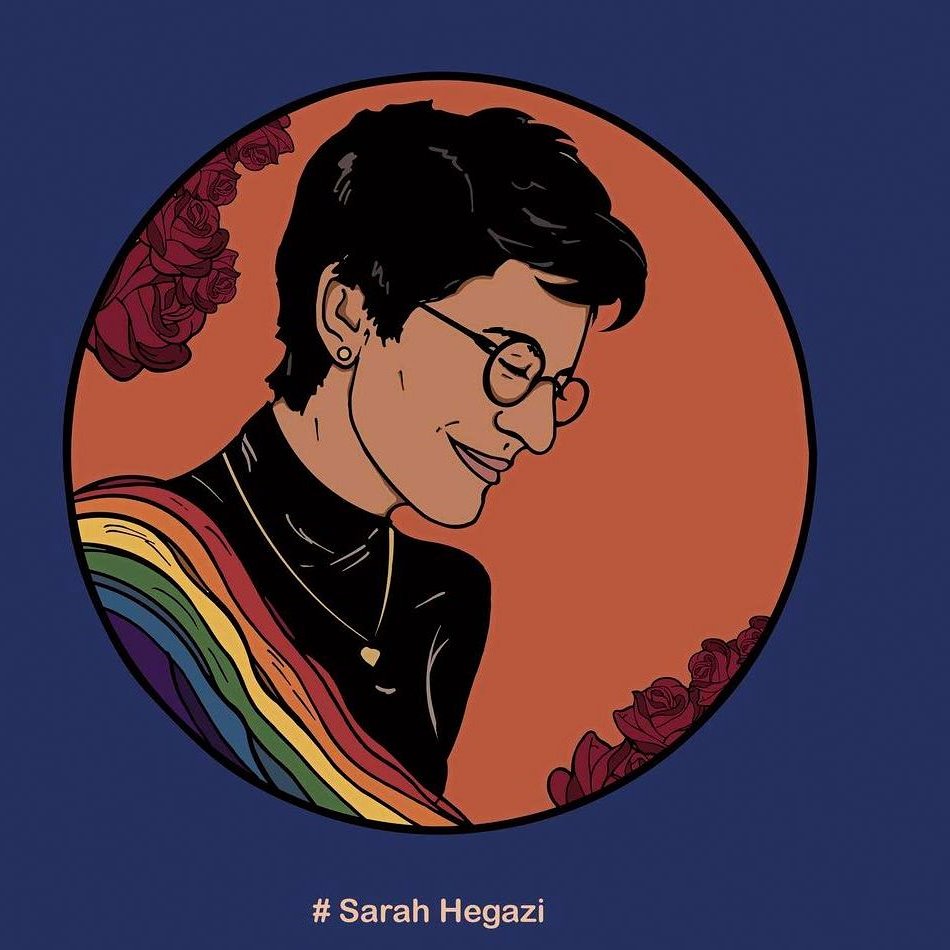 تظهر الصورة رسماً توضيحياً لشخصية ترتدي نظارات وتبتسم، مع خلفية محاطة بألوان قوس قزح وزهور حمراء. التصميم يبرز ملامح الشخصية بشكل فني، ويتضمن اسم "سارة حجازي" في الأسفل. يبدو أن الصورة تحمل طابعاً احتفالياً واستذكارياً.