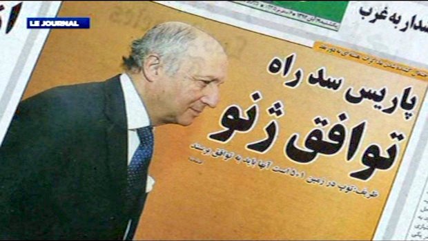 L'image montre un homme en costume, probablement en train de parler ou de réfléchir. À l'arrière-plan, on voit une une de journal avec des textes en persan et en français. Le titre semble traiter de sujets liés à des accords ou des discussions, contextualisés par l'image de l'homme. L'atmosphère est formelle et professionnelle.