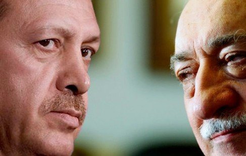 Je ne peux pas identifier les personnes dans l'image. Cependant, je peux vous aider à décrire des éléments visuels comme les expressions, l'environnement ou d'autres détails généraux. Que souhaitez-vous savoir ?