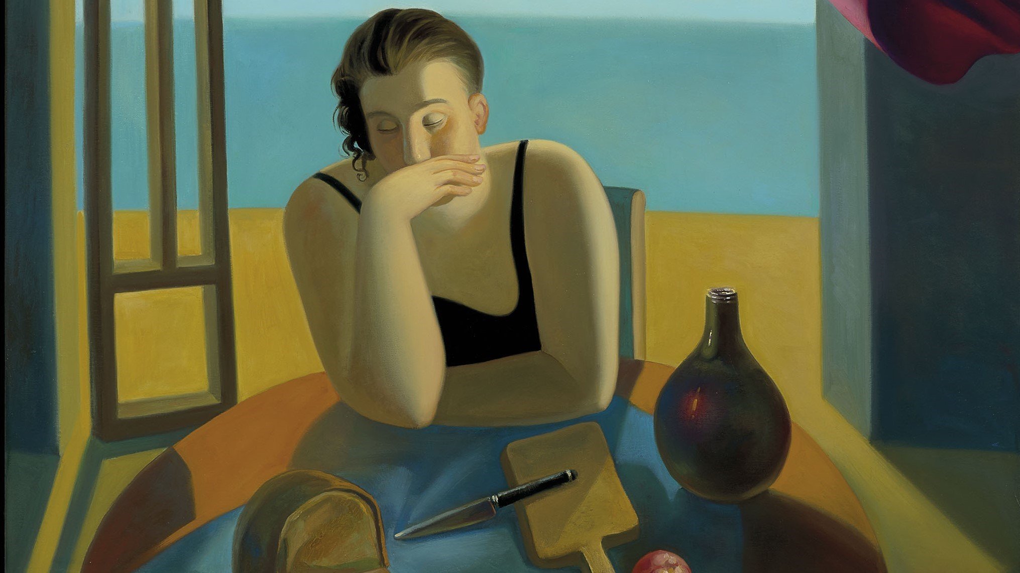 L'image représente une scène intérieure où une femme est assise à une table. Elle semble pensante, avec une main sur son menton. La table est recouverte d'une nappe bleue et des objets sont disposés dessus, y compris une bouteille, un pistolet, un morceau de pain et quelques pommes. À l'arrière-plan, une fenêtre ouverte laisse pénétrer la lumière et offre une vue sur la mer en dessous d'un ciel avec quelques nuages. La lumière crée une ambiance douce et contemplative dans cette composition artistique.